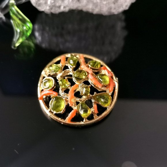 Vintage Faux Coral, Green Peridot Lucite Brooch Pin - Picture 3 of 5
